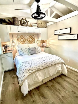 1 bedroom, desk, iron/ironing board, bed sheets - Charming Cottage with Fire Pit and Barbecue in Cadiz, Kentucky (Cadiz)