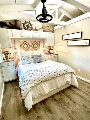 1 habitación, escritorio, tabla de planchar con plancha y ropa de cama 