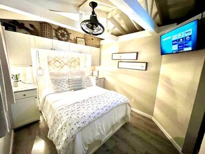 1 bedroom, desk, iron/ironing board, WiFi - Charming Cottage with Fire Pit and Barbecue in Cadiz, Kentucky (Cadiz)