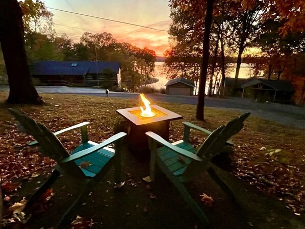Terrace/patio - Charming Cottage with Fire Pit and Barbecue in Cadiz, Kentucky (Cadiz)