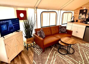 TV - Idyllic Safari Tent Lovely for a Romantic Escape in Kentucky (Cadiz)