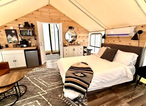 1 bedroom, desk, WiFi, bed sheets - Idyllic Safari Tent Lovely for a Romantic Escape in Kentucky (Cadiz)