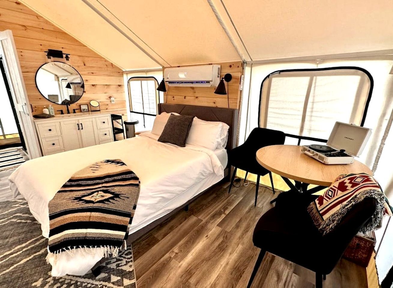 1 bedroom, desk, WiFi, bed sheets