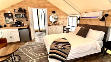 1 bedroom, desk, WiFi, bed sheets