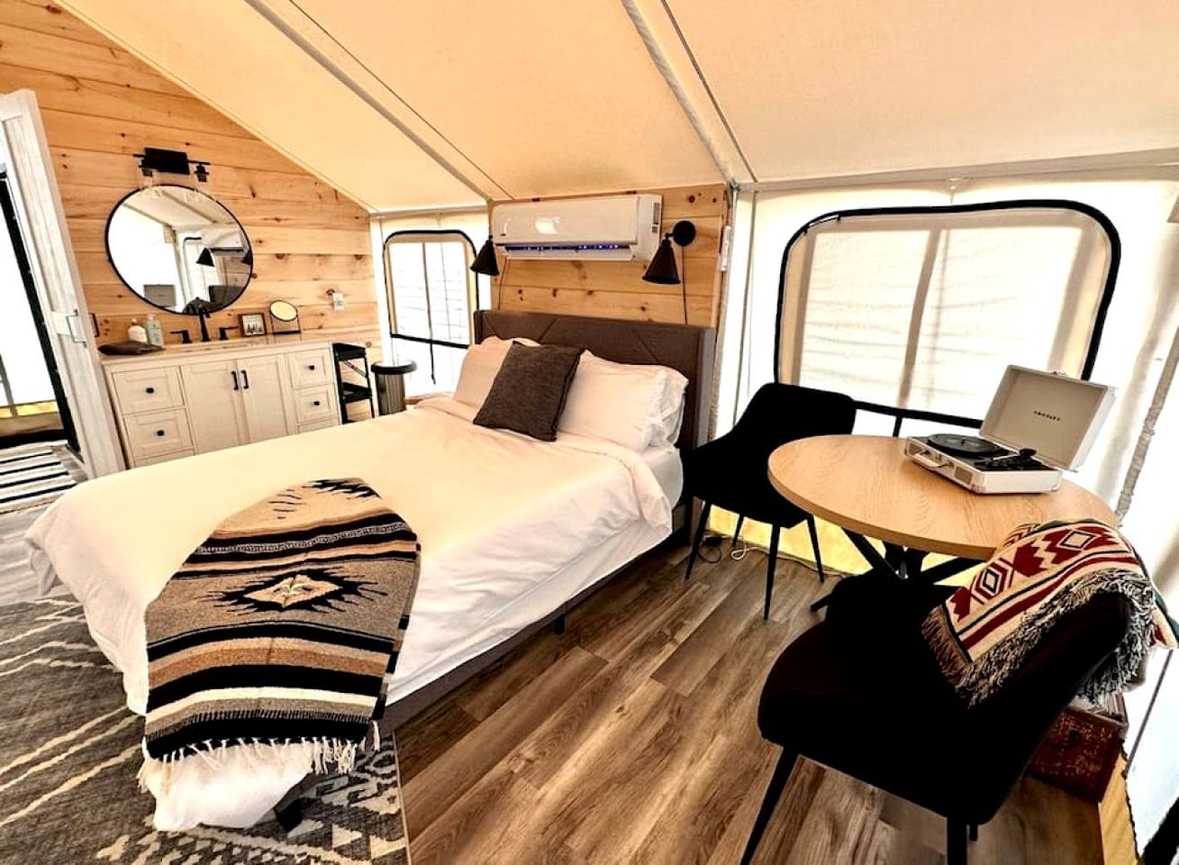 1 bedroom, desk, WiFi, bed sheets