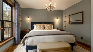 Escritorio, tabla de planchar con plancha, wifi y ropa de cama