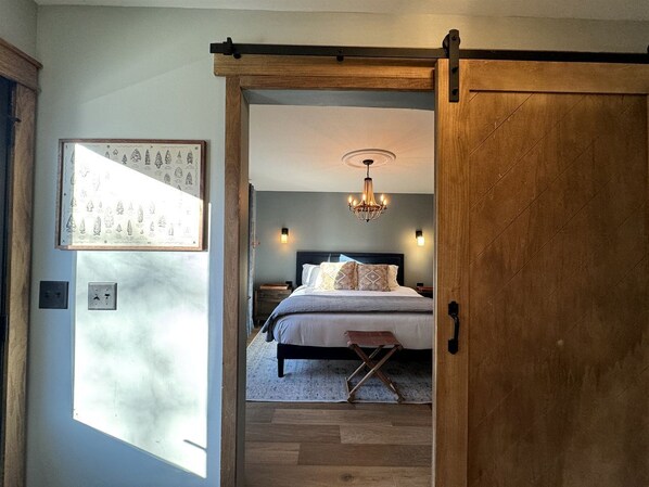 مكتب ومكواة/لوح كي وواي فاي وملاءات أسرّة