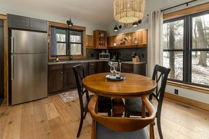 Réfrigérateur, micro-ondes, plaque de cuisson, cafetière/bouilloire