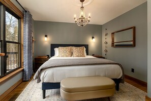 Escritorio, tabla de planchar con plancha, wifi y ropa de cama