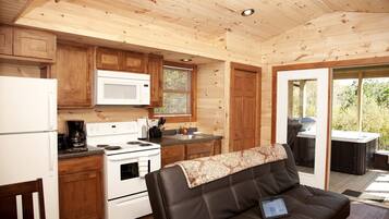 Jääkaappi, mikroaaltouuni, liesi, astianpesukone