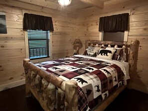 2 bedrooms, desk, WiFi, bed sheets - Incredible Cabin with Fireplace and Hot-tub in Campbellsville, Kentucky (Campbellsville)