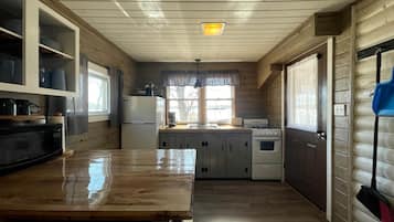 Réfrigérateur, micro-ondes, plaque de cuisson, cafetiÚre/bouilloire