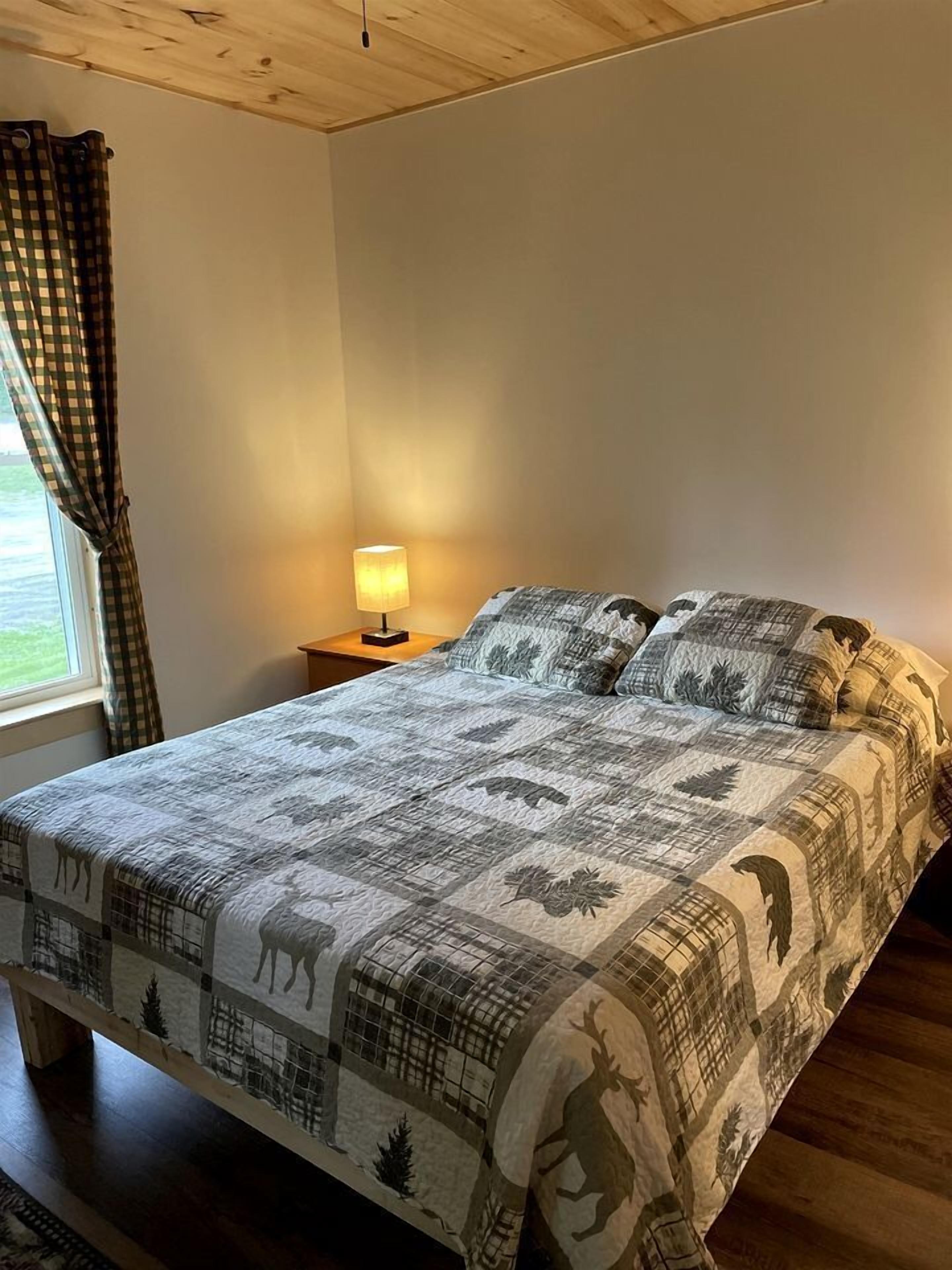 Desk, WiFi, bed sheets