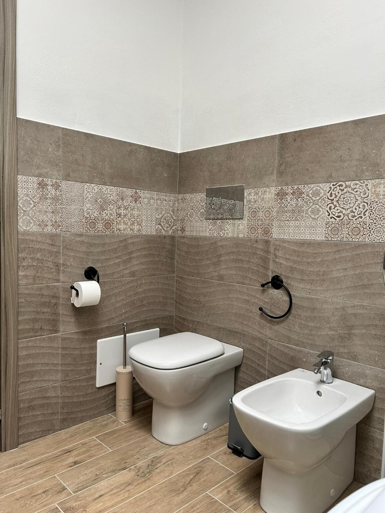 Een douche, een haardroger, handdoeken