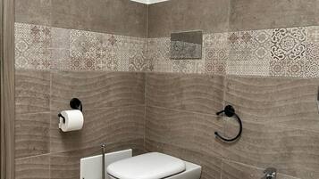 Een douche, een haardroger, handdoeken