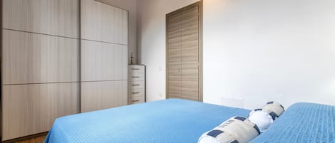 2 bedrooms, bed sheets