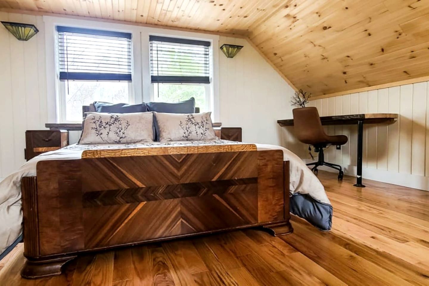 2 bedrooms, desk, WiFi, bed sheets
