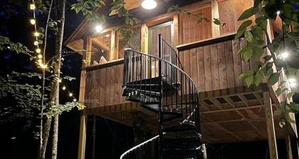 Luxurious Tree House with Hot Tub and Firepit, Perched over Littlefield Pond, Perfect for a Relaxing Weekend Getaway near Portland, Maine