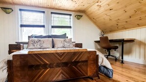 4 bedrooms, desk, WiFi, bed sheets - Luxurious Tree House with Hot Tub and Firepit, Perched over Littlefield Pond, Perfect for a Relaxing Weekend Getaway near Portland, Maine (Sanford)