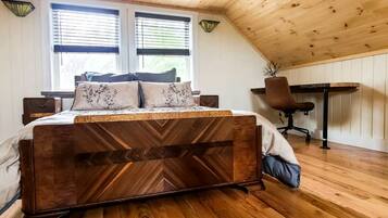 2 bedrooms, desk, WiFi, bed sheets