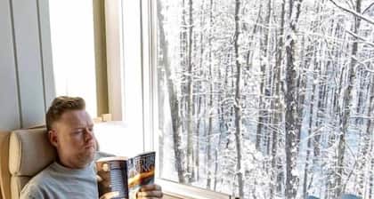 Luxurious Tree House with Hot Tub and Firepit, Perched over Littlefield Pond, Perfect for a Relaxing Weekend Getaway near Portland, Maine