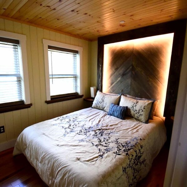 2 bedrooms, desk, WiFi, bed sheets