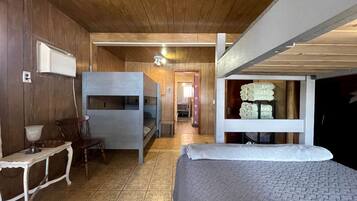 2 bedrooms, desk, WiFi, bed sheets