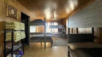 Een bureau, wifi, beddengoed