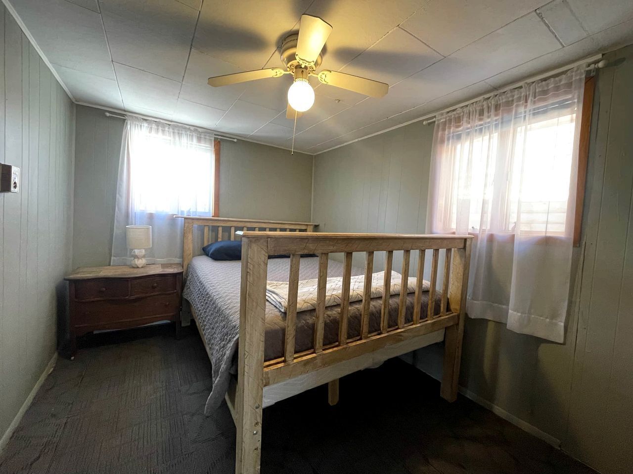2 bedrooms, desk, WiFi, bed sheets