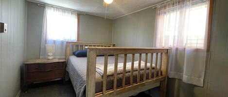 2 bedrooms, desk, WiFi, bed sheets