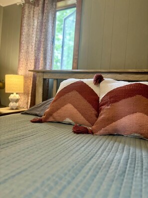 2 bedrooms, desk, WiFi, bed sheets