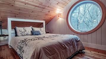 2 bedrooms, desk, WiFi, bed sheets