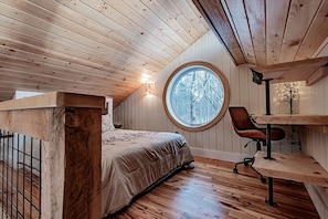 2 bedrooms, desk, WiFi, bed sheets