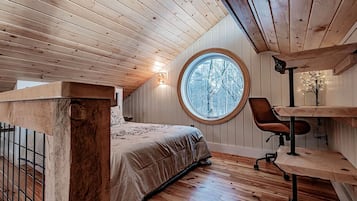 2 bedrooms, desk, WiFi, bed sheets