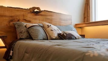 2 bedrooms, desk, WiFi, bed sheets