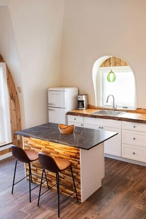 Wasserkocher mit Kaffee-/Teezubehör, Kühlschrank, Mikrowelle, Ofen
