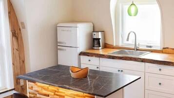 Een koelkast, een magnetron, een oven, een kookplaat