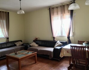 Téléviseur, foyer, lecteur de DVD, table de ping-pong