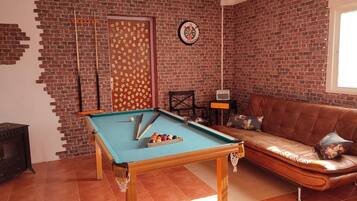 Tv, pejs, dvd-afspiller, bordtennisbord