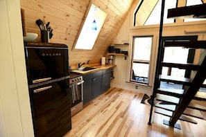 Kaffetrakter/tekoker, kjøleskap, mikrobølgeovn og ovn