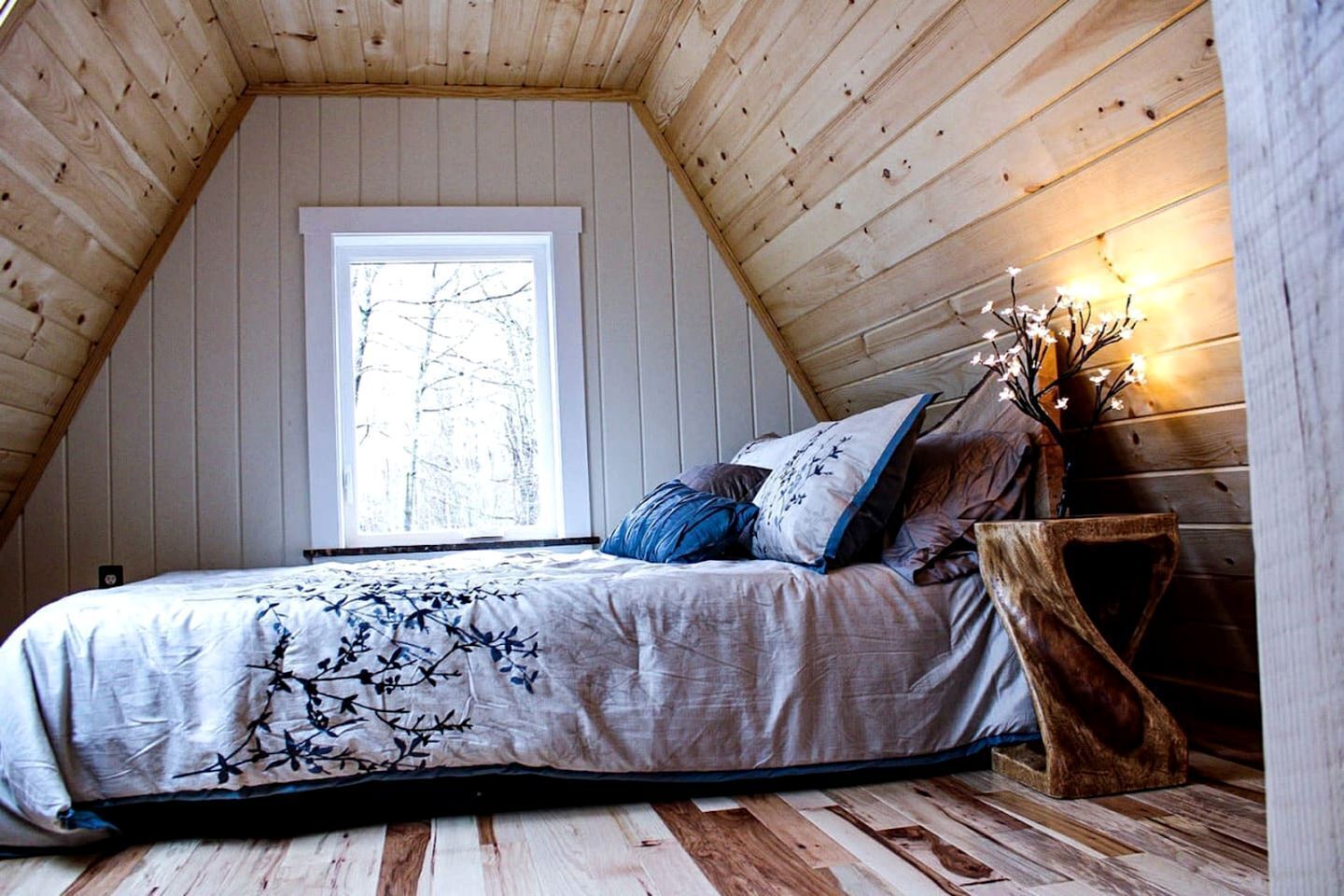 2 bedrooms, desk, WiFi, bed sheets