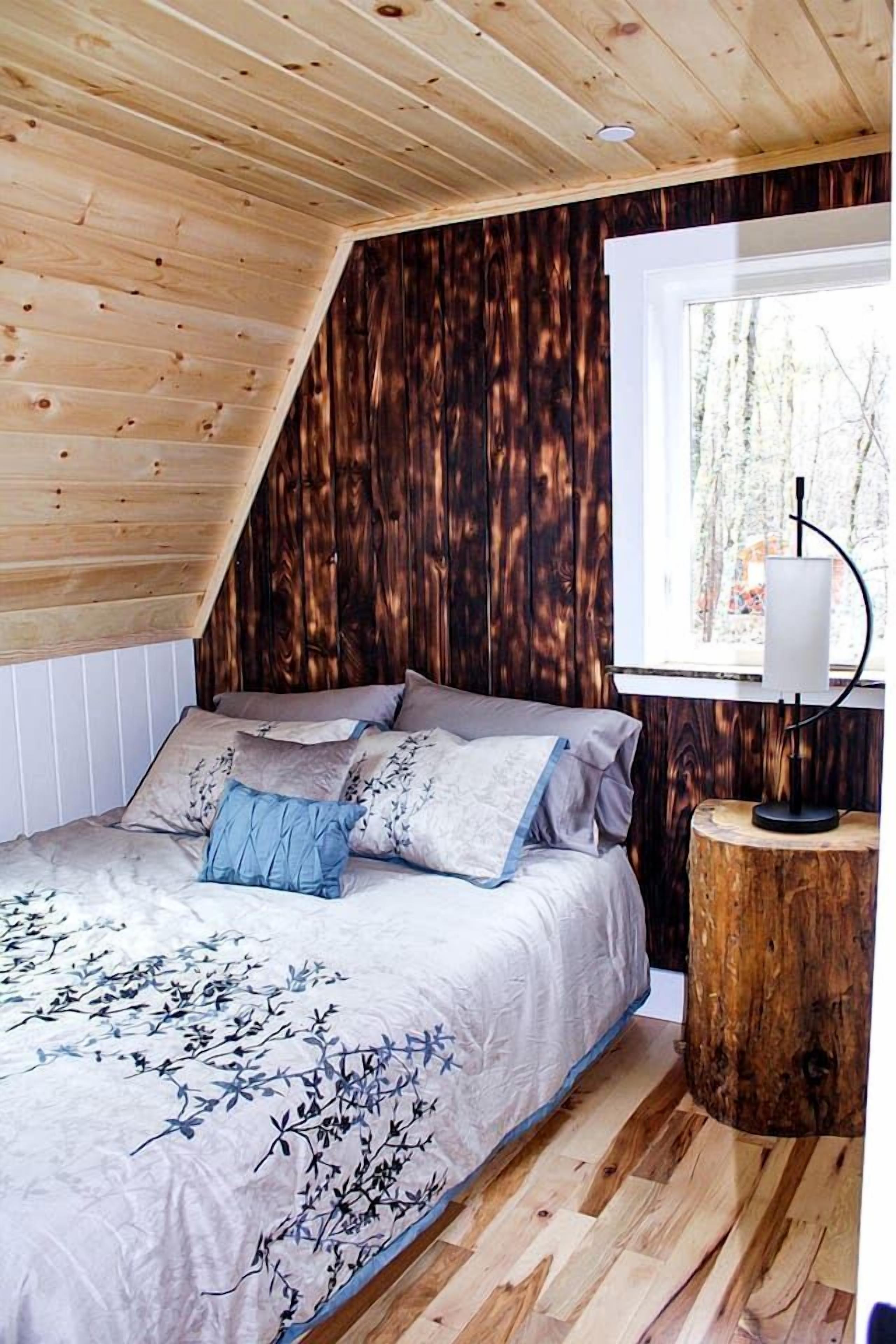 2 bedrooms, desk, WiFi, bed sheets