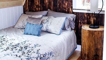 2 bedrooms, desk, WiFi, bed sheets