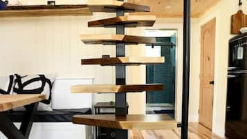 2 bedrooms, desk, WiFi, bed sheets