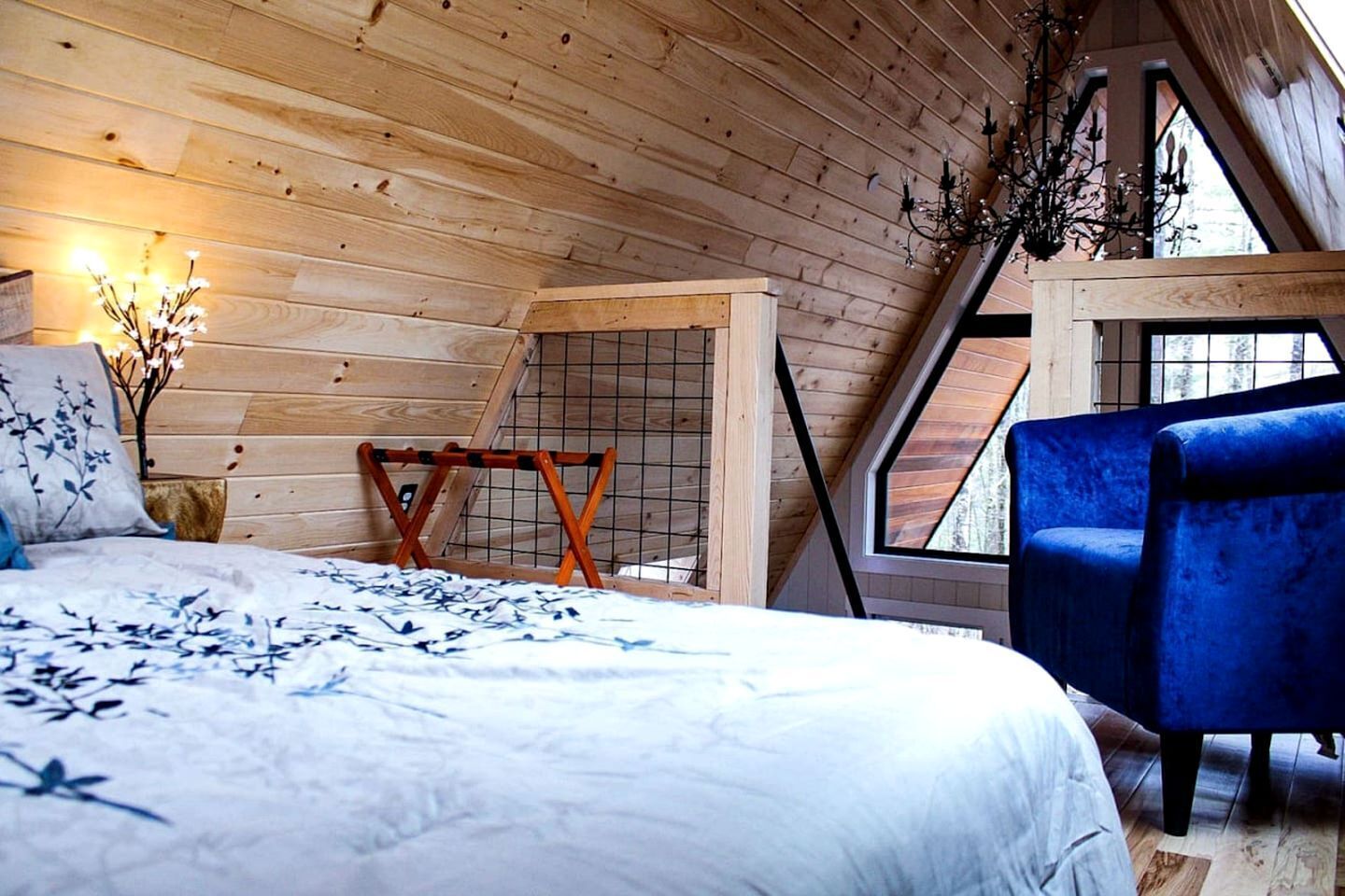 2 bedrooms, desk, WiFi, bed sheets