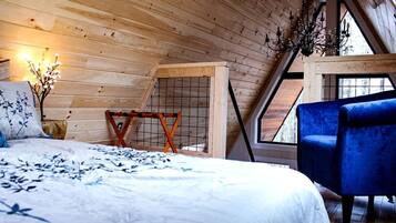 2 bedrooms, desk, WiFi, bed sheets