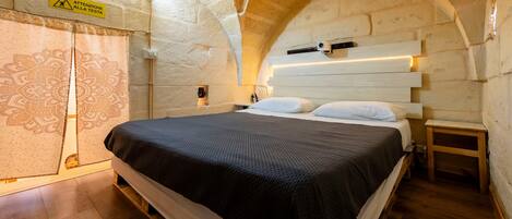 2 bedrooms, desk, WiFi, bed sheets