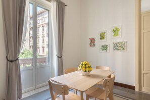 Huoneisto, 2 makuuhuonetta, parveke | Oleskelualue | 30–tuumainen televisio, jossa satelliittikanavat