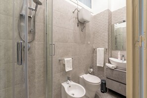 Apartment, 2 Schlafzimmer, Balkon | Badezimmer