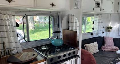Beautiful Farmstay Hill Cottage and Tiny Equipped Camper in Maryland